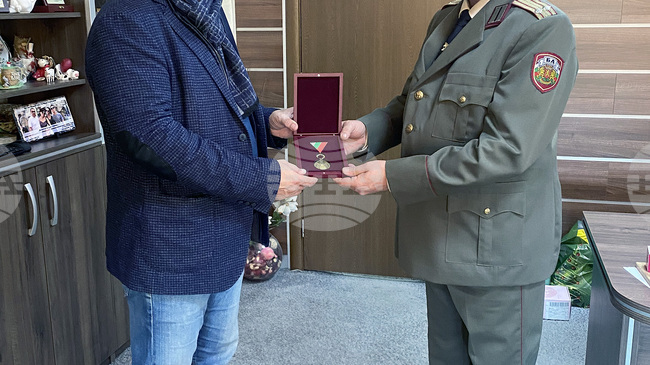Кметът на Община Луковит бе удостоен с грамота и възпоменателен медал от министъра на отбраната