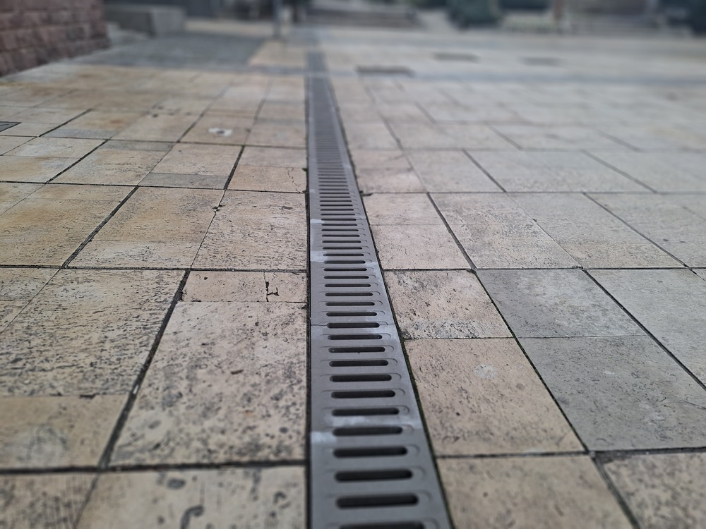 Община Сливен започна ремонт на решетките на отводнителните канали на Главната улица