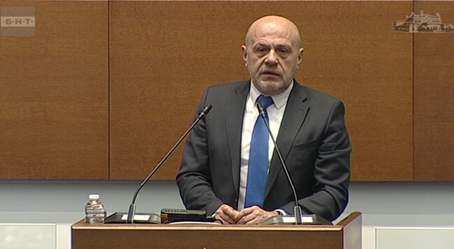 Добър модел на управление е всяка община да има общинско предприятие по чистота, за да не бъде изнудвана, каза вицепремиерът Дончев в парламента