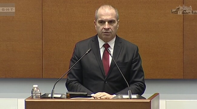 Държавата не организира търговски полети, трафикът зависи от икономическия интерес, заяви Гроздан Караджов