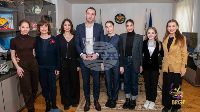 Президентът на БФХГ Илиана Раева връчи плакет на министъра на спорта в оставка Иван Пешев