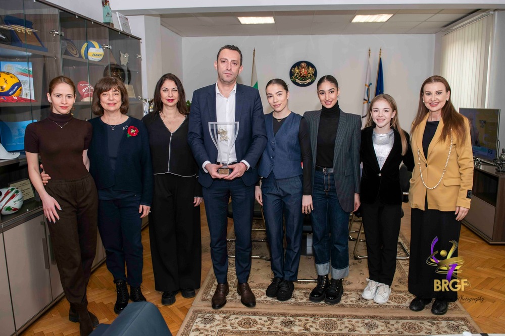 Президентът на БФХГ Илиана Раева връчи плакет на министъра на спорта в оставка Иван Пешев