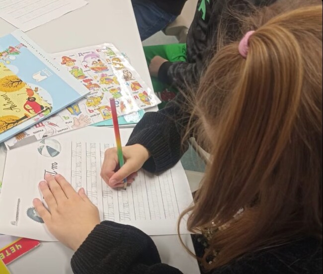 Печатно и ръкописно изписване на буква „т“ упражняваха ученици от Българското училище „Шарено букварче“ в Ейлсбъри, Великобритания