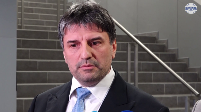 Двама души са задържани за производство на фалшиви документи за превозни средства и печатане на пари