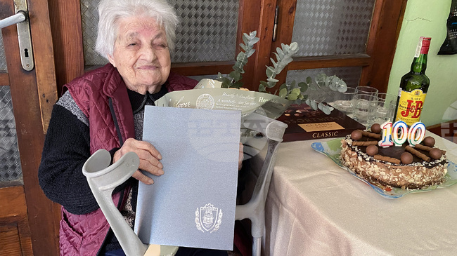 Кметът на Луковит е внесъл предложение до Общинския съвет да отпусне на столетница еднократна финансова помощ от 500 евро