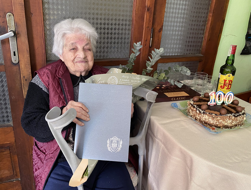 Кметът на Луковит е внесъл предложение до Общинския съвет да отпусне на столетница еднократна финансова помощ от 500 евро