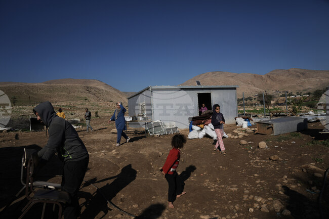 На Западния бряг е убито 13-годишно момче при експлозия на невзривени израелски боеприпаси, съобщи палестинската агенция УАФА