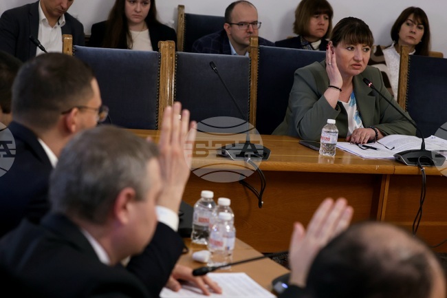 Правната комисия одобри на първо четене законопроекта на ГЕРБ-СДС за закриване на КПК, отхвърли проектите на ПП-ДБ и "ДПС-Ново начало", свързани с комисията