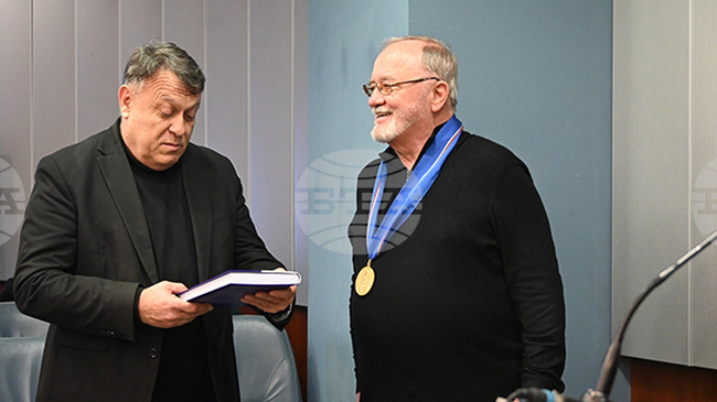 Проф. Людмил Георгиев бе удостоен с почетния знак „Св. Климент Охридски“ със синя лента от ректора на Софийския университет проф. Георги Вълчев