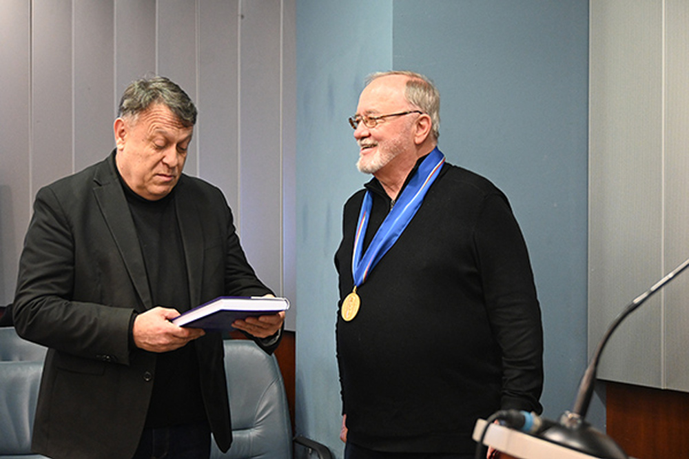 Проф. Людмил Георгиев бе удостоен с почетния знак „Св. Климент Охридски“ със синя лента от ректора на Софийския университет проф. Георги Вълчев