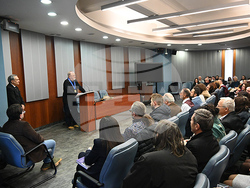 Проф. Людмил Георгиев бе удостоен с почетния знак „Св. Климент Охридски“ със синя лента от ректора на Софийския университет проф. Георги Вълчев. Снимка: СУ