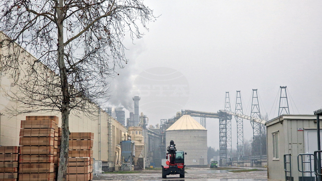 „Кроношпан“ внесе в срок плана за безопасно спиране на една от производствените си линии във Велико Търново 