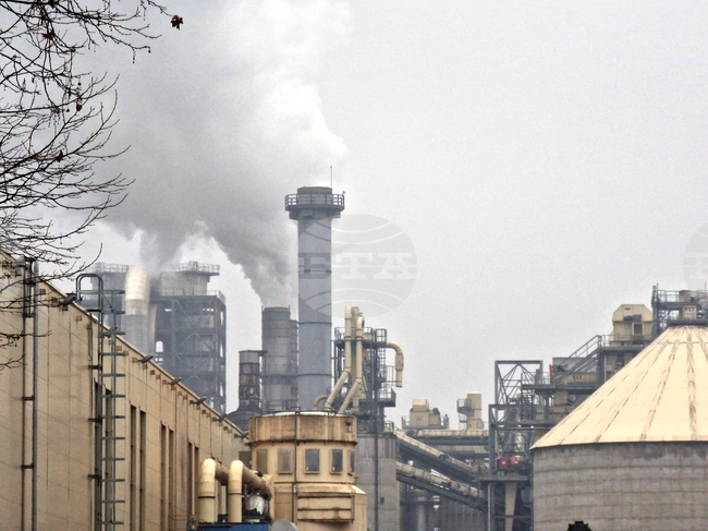 Veliko Tarnovo Authorities Suspend Kronospan Particleboard Line amid Odour, Smoke Complaints; Company to Appeal