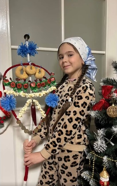 Ученичка от Българо-украинския културно-образователен център „Медиа“ в Калчева, Украйна, представи видеорецепта за баница с късмети