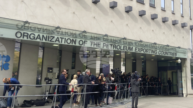 ОПЕК решава преди 25 години да намали с пет процента производството на петрол