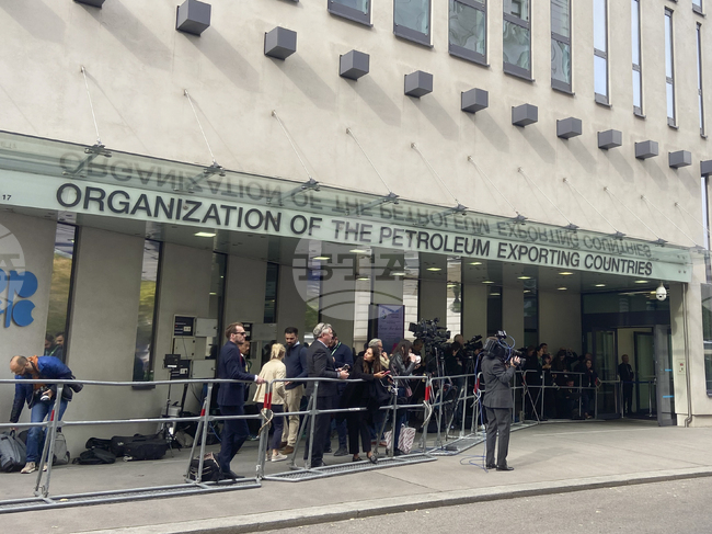 ОПЕК решава преди 25 години да намали с пет процента производството на петрол