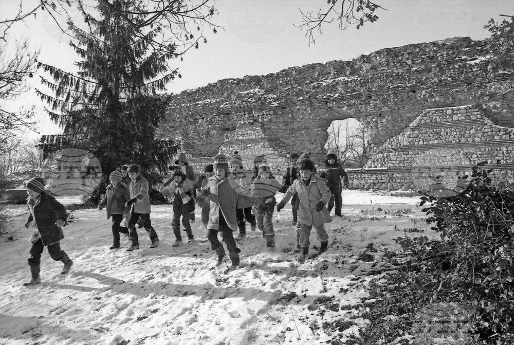 Детски игри през зимата в Хисаря