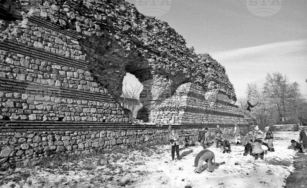 Детски игри през зимата в Хисаря