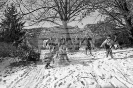 Детски игри през зимата в Хисаря