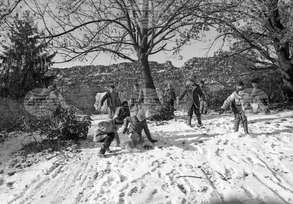 Детски игри през зимата в Хисаря