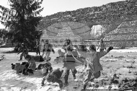 Детски игри през зимата в Хисаря