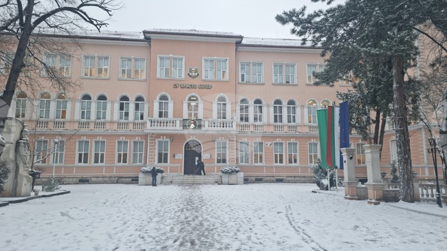 Педагозите на СУ „Христо Ботев“ във Враца заплашиха с протест, ако бъде закрита професионална паралелка, институциите ще обсъждат проблема