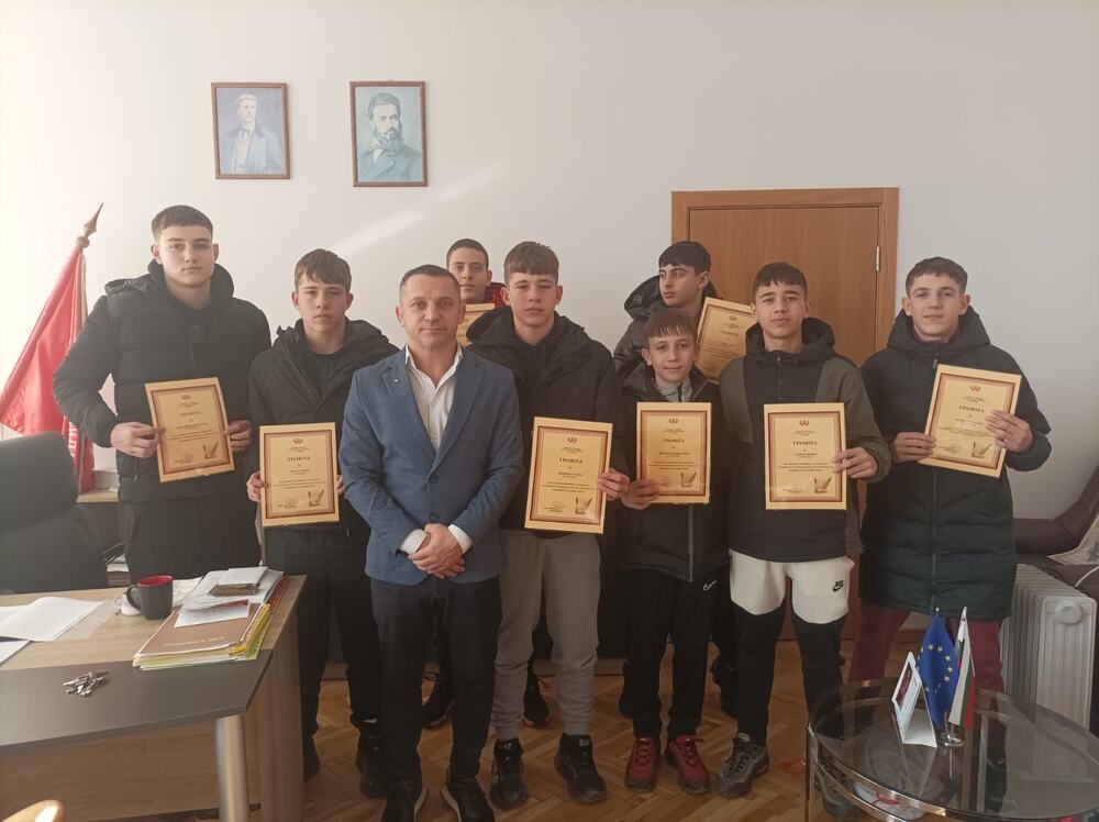  Ученици от Спортното училище „Генeрал Владимир Стойчев“ в София намериха и върнаха чанта с голяма сума пари и с животоспасяващи лекарства 