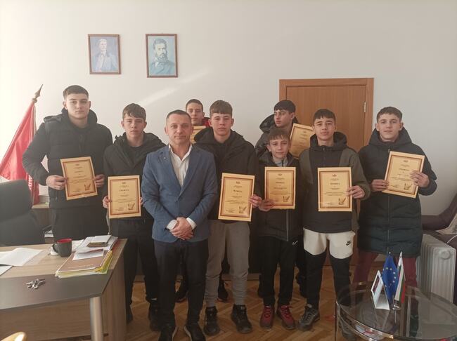  Ученици от Спортното училище „Генeрал Владимир Стойчев“ в София намериха и върнаха чанта с голяма сума пари и с животоспасяващи лекарства 