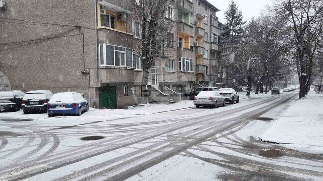 Въпреки снеговалежа, видимостта в област Търговище е добра