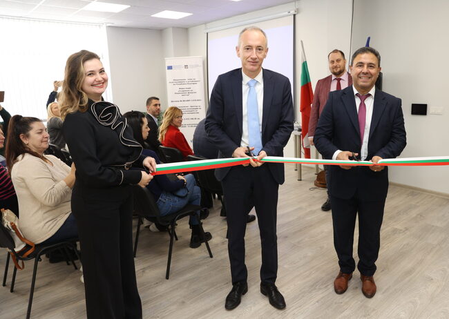 Нов офис и зала за обучения бяха открити в Националния фокусен център в присъствието на министъра на образованието в оставка Красимир Вълчев