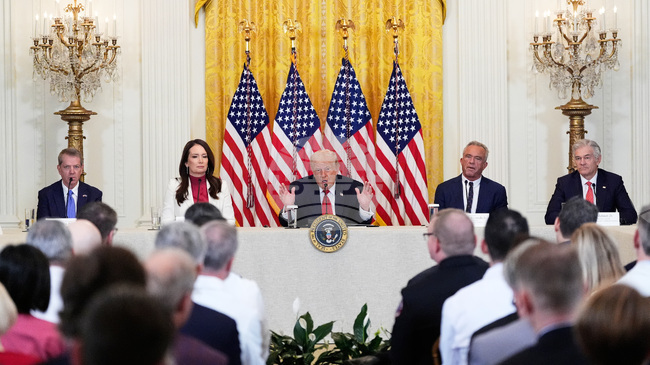 Доналд Тръмп предупреди, че може да наложи мита на страните, които не приемат плана му да контролира Гренландия