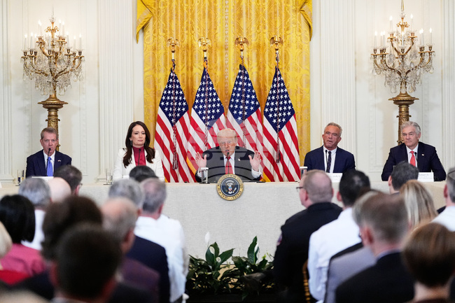 Доналд Тръмп предупреди, че може да наложи мита на страните, които не приемат плана му да контролира Гренландия