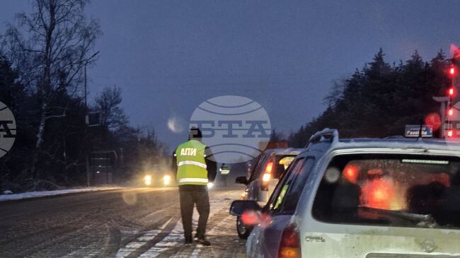 Заради аварирал тир пътуващите към Мездра се пренасочват по обходни маршрути 