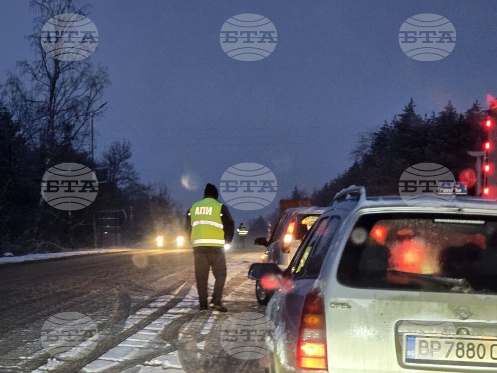 Заради аварирал тир пътуващите към Мездра се пренасочват по обходни маршрути 