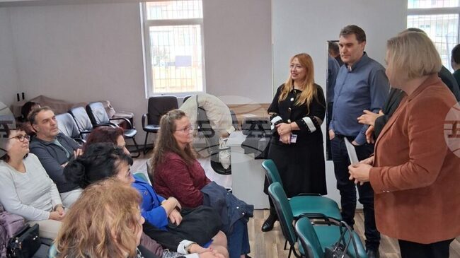 Началникът на РУО в София-град Елеонора Лилова, експерти и учители присъстваха на открит урок по химия в Националната природоматематическа гимназия