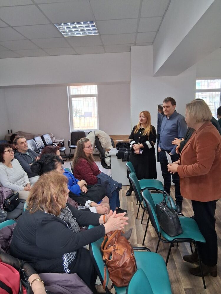 Началникът на РУО в София-град Елеонора Лилова, експерти и учители присъстваха на открит урок по химия в Националната природоматематическа гимназия