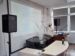 Началникът на РУО в София-град д-р Елеонора Лилова, експерти и учители присъстваха на открит урок по химия в Националната природоматематическа гимназия. Снимка: РУО в София-град