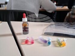 Началникът на РУО в София-град д-р Елеонора Лилова, експерти и учители присъстваха на открит урок по химия в Националната природоматематическа гимназия. Снимка: РУО в София-град