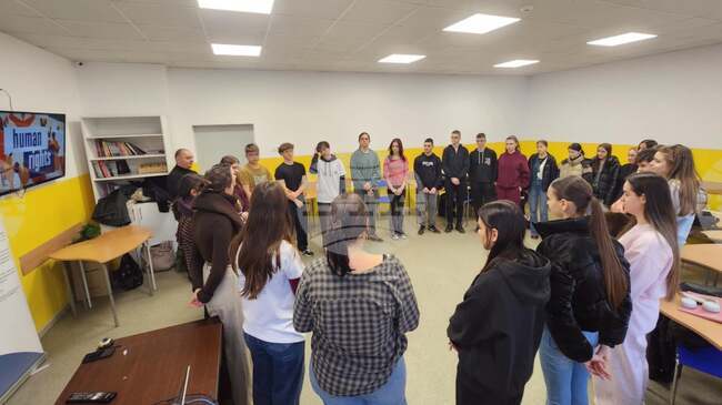 Ученици от Търговище и доброволки от Университета в Страсбург коментираха темите за човешките права и социалните неравенства