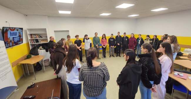Ученици от Търговище и доброволки от Университета в Страсбург коментираха темите за човешките права и социалните неравенства