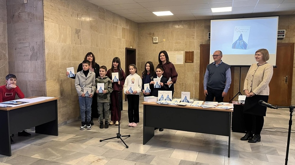 Окръжен съд Кюстендил и районните съдилища подариха първата по рода си книга „В страната на Справедливостта“ на десетки ученици- автори на литературни произведения и рисунки