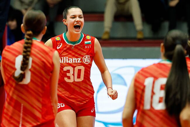 Националният отбор на България по волейбол за жени под 18 години победи Румъния и се класира на финал на европейската квалификация