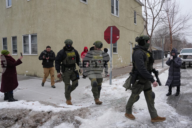 Съдия от Минесота постанови, че федералните власти нямат право да задържат мирни протестиращи или да използват сълзотворен газ срещу тях 
