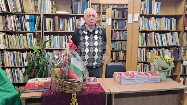 Асен Дипчев, правнукът на Райна Княгиня, представи в Панагюрище преиздадената си стихосбирка „Вода и Кръв“