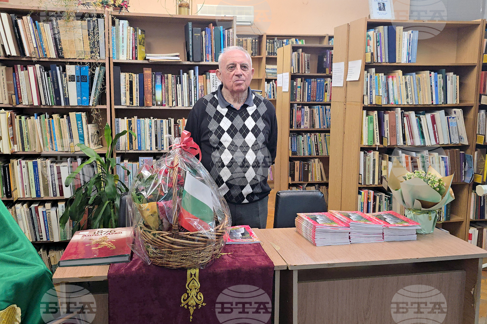 Асен Дипчев, правнукът на Райна Княгиня, представи в Панагюрище преиздадената си стихосбирка „Вода и Кръв“