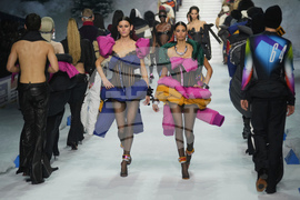 Italy Fashion Dsquared2 F/W 26/27