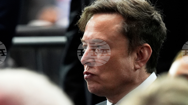 Илон Мъск и изпълнителният директор на „Райънеър“ си размениха взаимни нападки заради въздействието на „Старлинк“ върху полетите