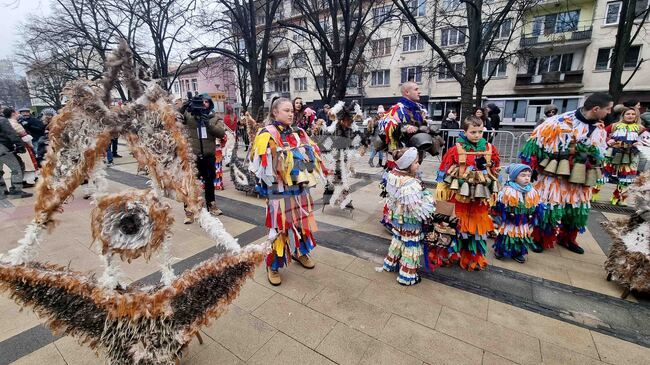Започнаха състезателните дефилета на Международния фестивал „Сурва“ в Перник