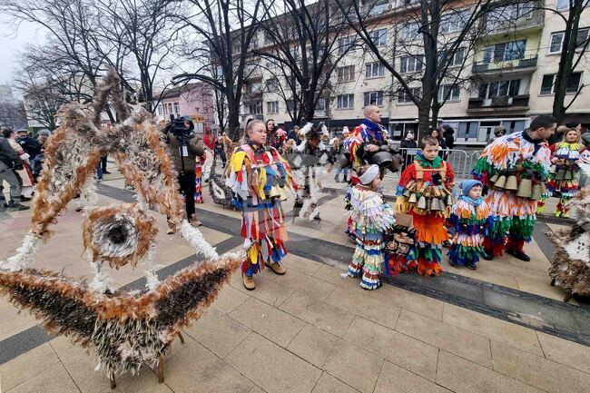 Започнаха състезателните дефилета на Международния фестивал „Сурва“ в Перник