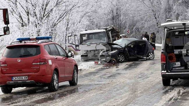 Двама загинаха при челен удар край Ловеч, шофьорът на единия автомобил е избягал и се издирва